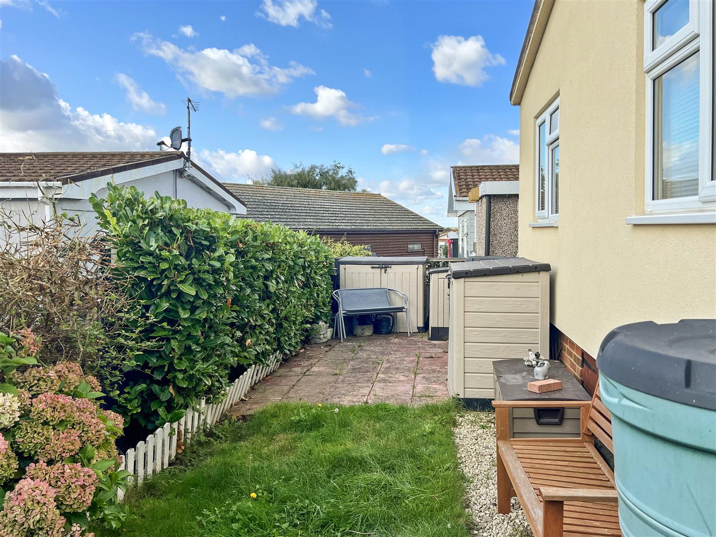 2 Bed, 1 Bath Property For Sale in Applegarth Park Seasalter Lane